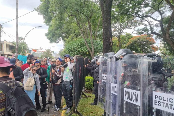 Policías usan gases y chorros de agua para dispersar marcha por agua limpia; reportan detenidos Policías usan gases y chorros de agua para dispersar marcha por agua limpia; reportan detenidos