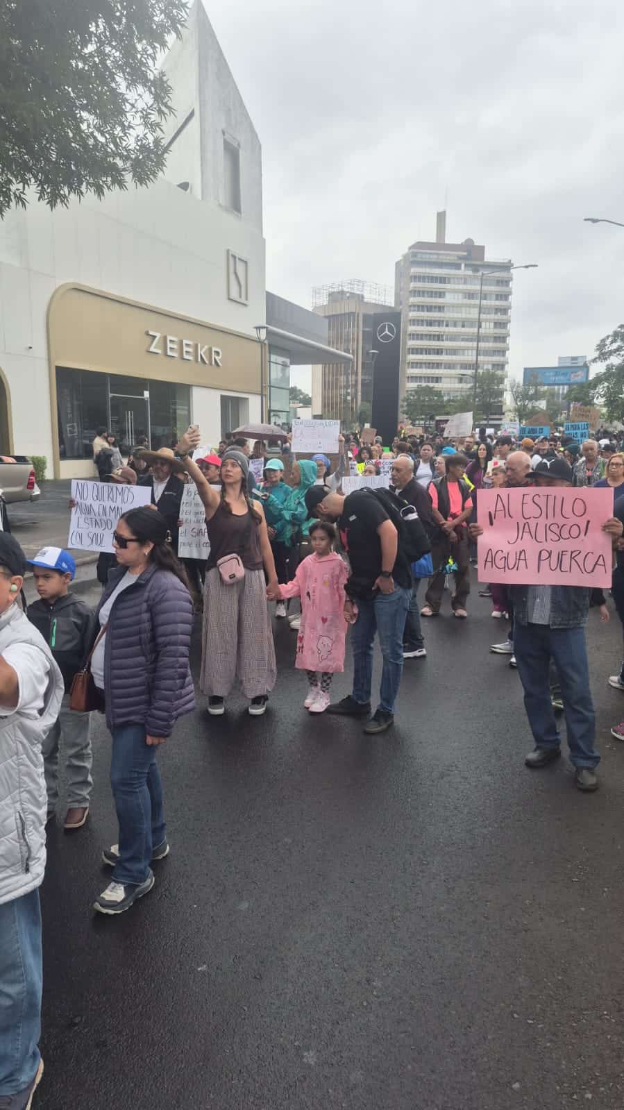Con consignas contra el SIAPA, marchan por agua limpia en Guadalajara Con consignas contra el SIAPA, marchan por agua limpia en Guadalajara