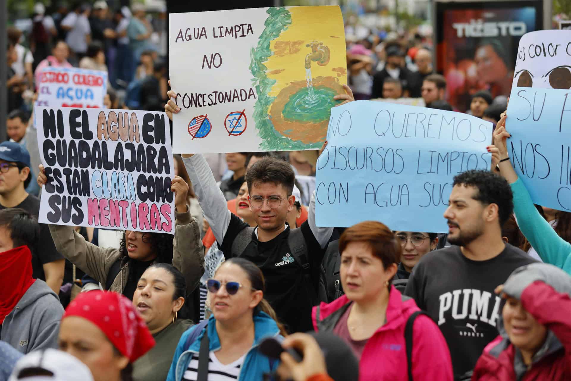 Liberan a cuatro estudiantes detenidas durante manifestación por el agua; faltan dos por salir