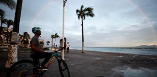 Las monta&ntilde;as del Pac&iacute;fico mexicano debilitan al hurac&aacute;n Sim&oacute;n