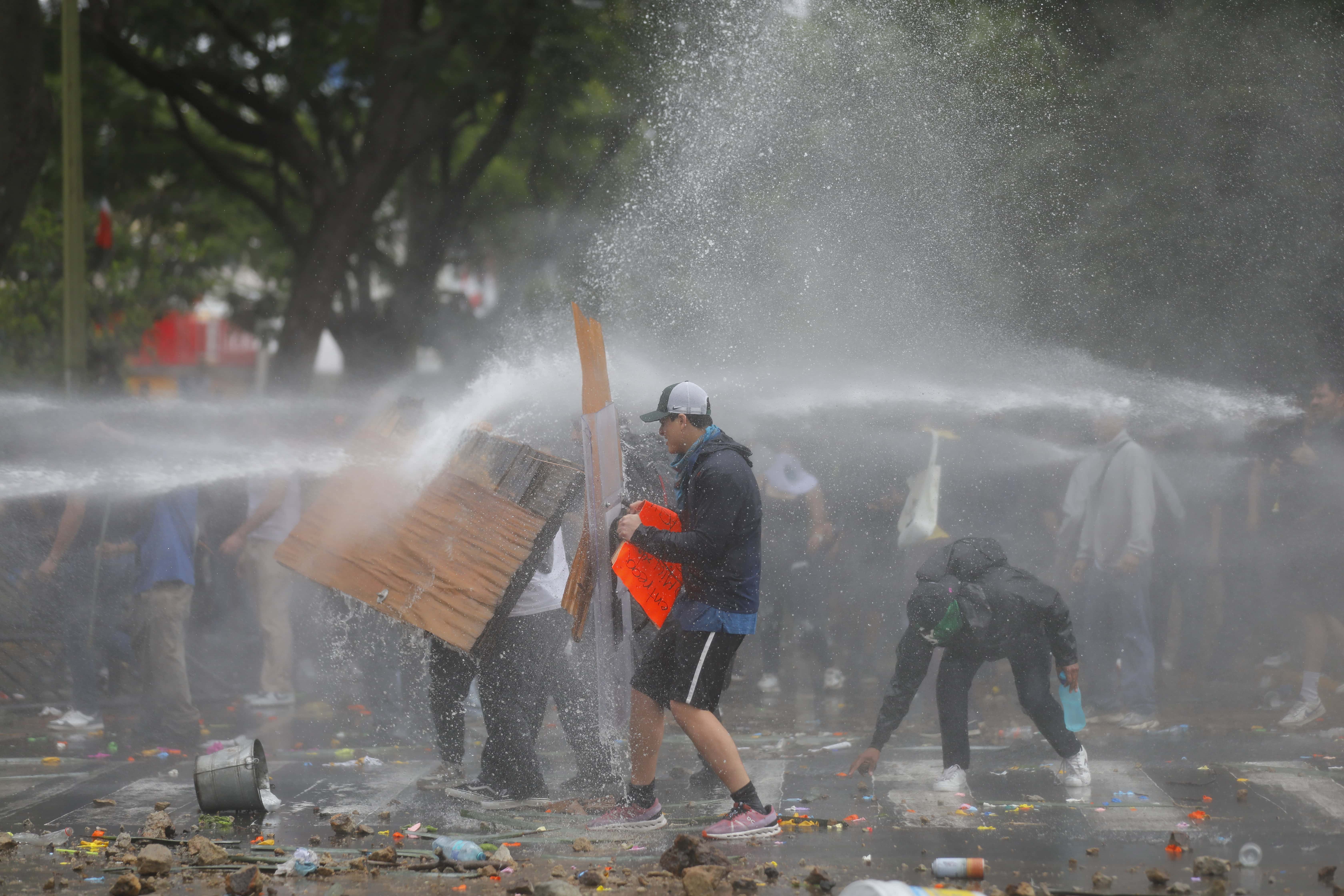En redes sociales, indigna la participación de bomberos en la dispersión de manifestantes con agua En redes sociales, indigna la participación de bomberos en la dispersión de manifestantes con agua