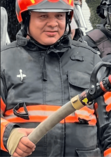 En redes sociales, indigna la participación de bomberos en la dispersión de manifestantes con agua En redes sociales, indigna la participación de bomberos en la dispersión de manifestantes con agua