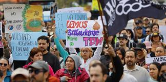 &iquest;Cu&aacute;ntas personas asistieron a la marcha por el agua sucia? An&aacute;lisis estima m&aacute;s del doble que el Gobierno