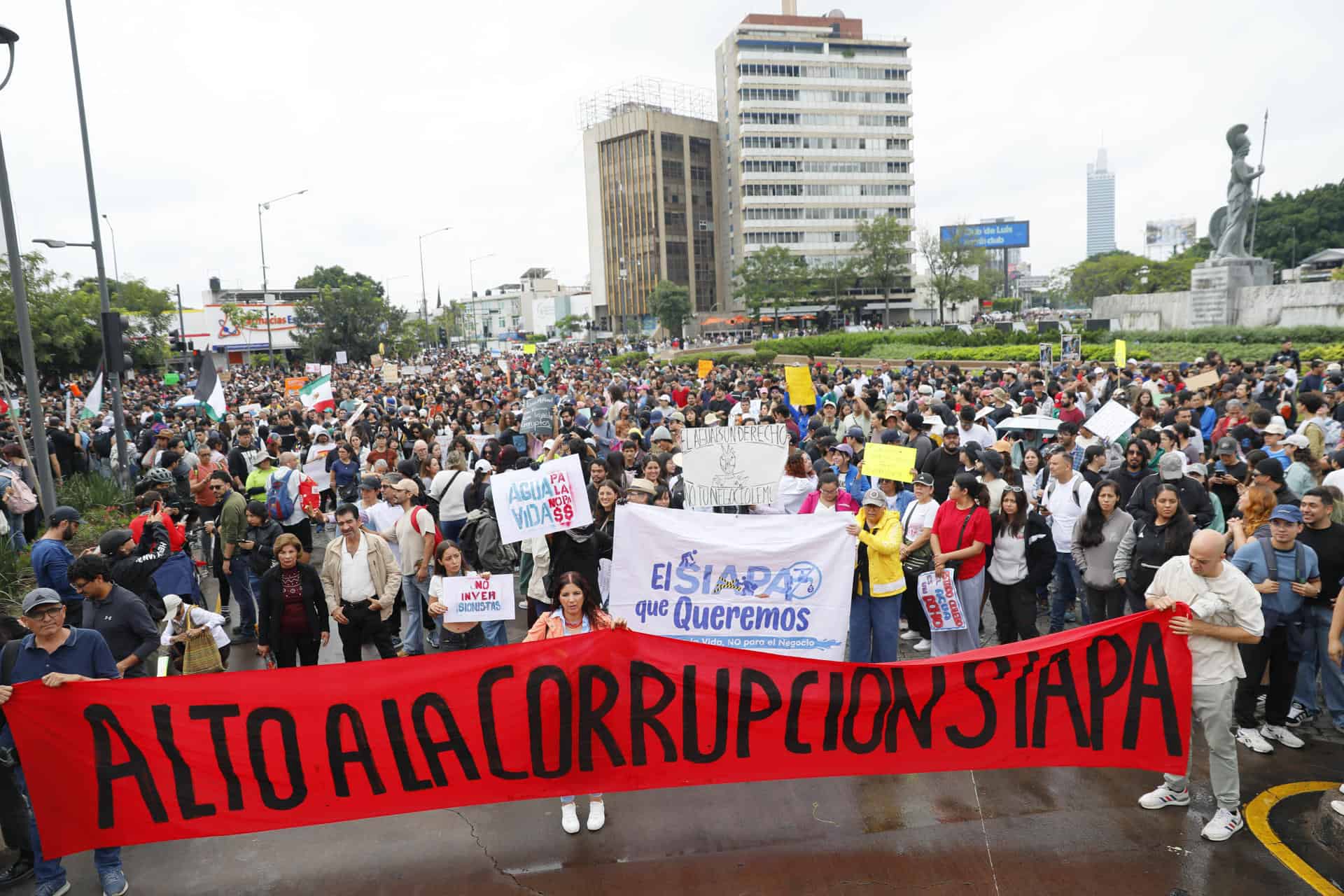 ¿Cuántas personas asistieron a la marcha por el agua sucia? Análisis estima más del doble que el Gobierno