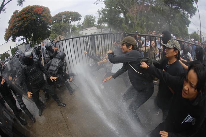 Fiscalía imputa ataques a las vías de comunicación y lesiones a detenidos por protesta del agua; 37 siguen sin ser liberados Fiscalía imputa ataques a las vías de comunicación y lesiones a detenidos por protesta del agua; 37 siguen sin ser liberados