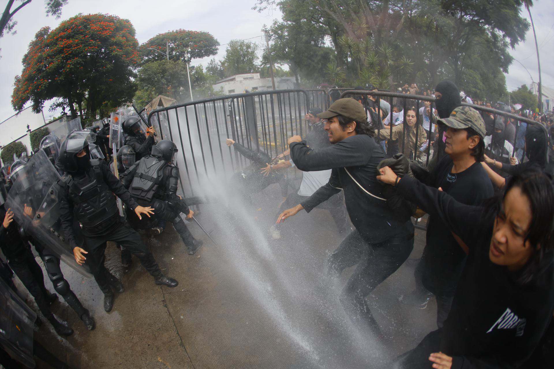 Fiscalía de Jalisco libera a 32 detenidos tras protesta por agua contaminada Fiscalía de Jalisco libera a 32 detenidos tras protesta por agua contaminada