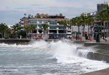 Huracán Simón mantiene categoría 3 frente a México y amenaza con lluvias y fuerte oleaje