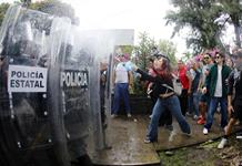 Reportan 10 policías heridos de gravedad durante protesta por agua sucia Reportan 10 policías heridos de gravedad durante protesta por agua sucia