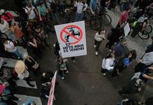 UdeG reporta tres estudiantes detenidos durante protesta por la calidad del agua en Guadalajara UdeG reporta tres estudiantes detenidos durante protesta por la calidad del agua en Guadalajara