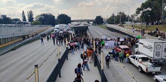 Estudiantes exigen liberar a detenidos por marcha del agua; cierran avenidas principales Estudiantes exigen liberar a detenidos por marcha del agua; cierran avenidas principales