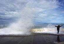 Huracán Simón se debilita a categoría 1 frente a México, pero mantiene alerta por lluvias Huracán Simón se debilita a categoría 1 frente a México, pero mantiene alerta por lluvias