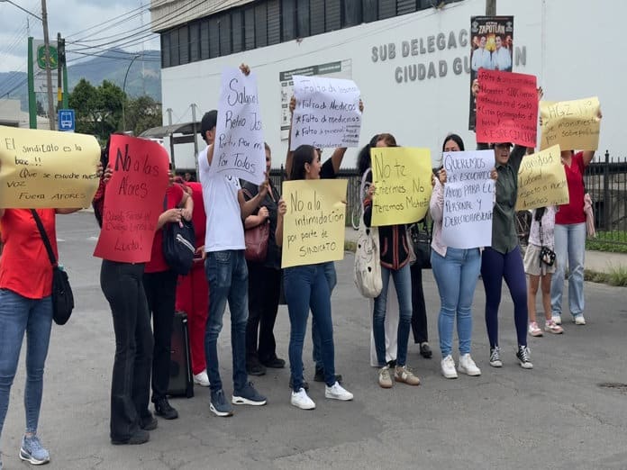 Trabajadores y derechohabientes del IMSS en Ciudad Guzmán exigen mejoras laborales