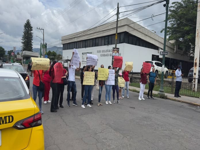 Trabajadores y derechohabientes del IMSS en Ciudad Guzmán exigen mejoras laborales