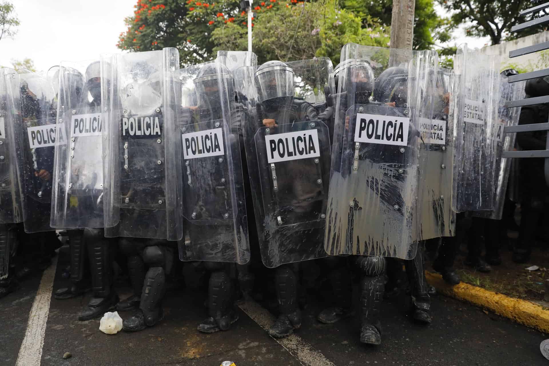 Investigan a 2 policías y un bombero por uso excesivo de la fuerza en marcha por agua sucia Investigan a 2 policías y un bombero por uso excesivo de la fuerza en marcha por agua sucia