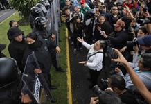 Exigen diputados que se destituya al secretario de Seguridad Pública por represión en Casa Jalisco Exigen diputados que se destituya al secretario de Seguridad Pública por represión en Casa Jalisco