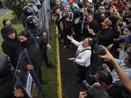 Exigen diputados que se destituya al secretario de Seguridad Pública por represión en Casa Jalisco Exigen diputados que se destituya al secretario de Seguridad Pública por represión en Casa Jalisco