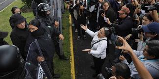 Exigen diputados que se destituya al secretario de Seguridad Pública por represión en Casa Jalisco Exigen diputados que se destituya al secretario de Seguridad Pública por represión en Casa Jalisco