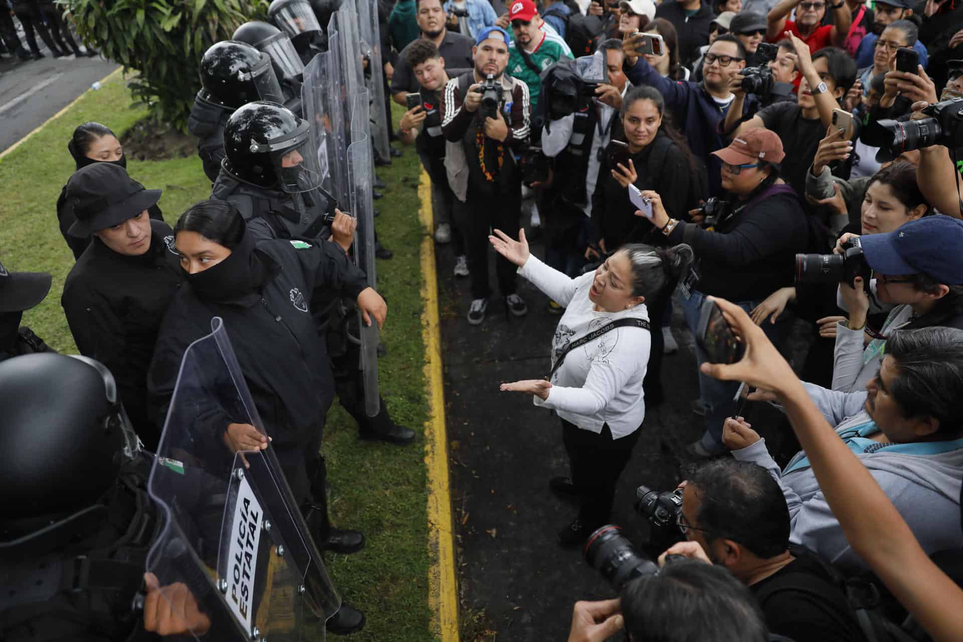 Indagan a 17 policías por represión en protesta; no hay mandos cesados Indagan a 17 policías por represión en protesta; no hay mandos cesados