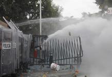 Investigan a 2 policías y un bombero por uso excesivo de la fuerza en marcha por agua sucia Investigan a 2 policías y un bombero por uso excesivo de la fuerza en marcha por agua sucia