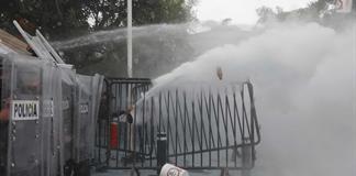 Investigan a 2 policías y un bombero por uso excesivo de la fuerza en marcha por agua sucia Investigan a 2 policías y un bombero por uso excesivo de la fuerza en marcha por agua sucia
