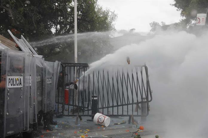 Investigan a 2 policías y un bombero por uso excesivo de la fuerza en marcha por agua sucia Investigan a 2 policías y un bombero por uso excesivo de la fuerza en marcha por agua sucia