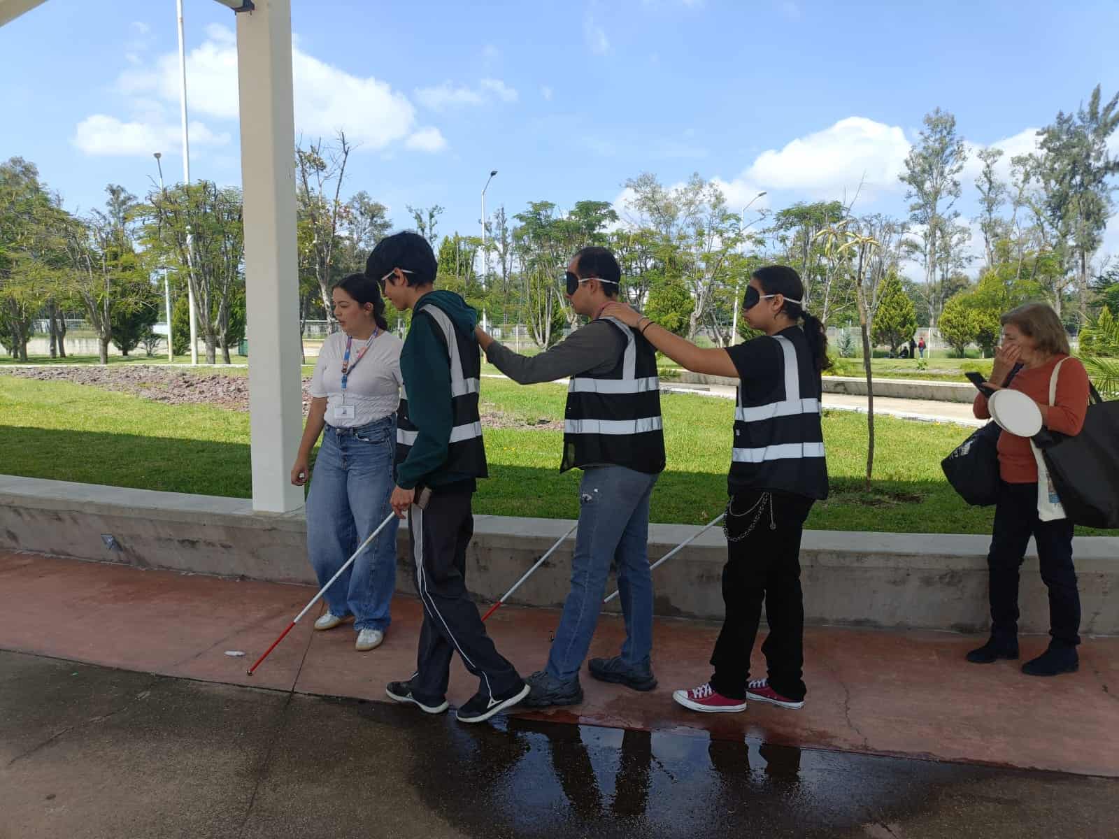 Pese a las amplias barreras por no ver, Leonel Obledo está por concluir su licenciatura en Historia del Arte en la UdeG