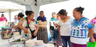 Mujeres de pueblos originarios que rescatan recetas ancestrales prueban estufas solares Mujeres de pueblos originarios que rescatan recetas ancestrales prueban estufas solares