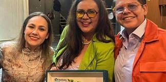 Reconoce Instituto Electoral a maestra de la UdeG por tejer redes de confianza entre mujeres Reconoce Instituto Electoral a maestra de la UdeG por tejer redes de confianza entre mujeres