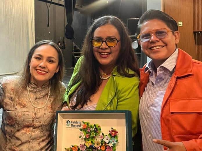 Reconoce Instituto Electoral a maestra de la UdeG por tejer redes de confianza entre mujeres Reconoce Instituto Electoral a maestra de la UdeG por tejer redes de confianza entre mujeres