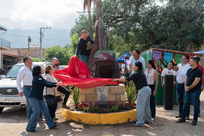 Ahuacapán, tierra de colibríes: ciencia, conservación y arte se encuentran en la Sierra de Manantlán Ahuacapán, tierra de colibríes: ciencia, conservación y arte se encuentran en la Sierra de Manantlán