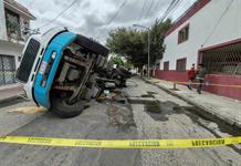 Otro socavón en Guadalajara: cae pipa y cierran circulación en Av. San Rafael Otro socavón en Guadalajara: cae pipa y cierran circulación en Av. San Rafael