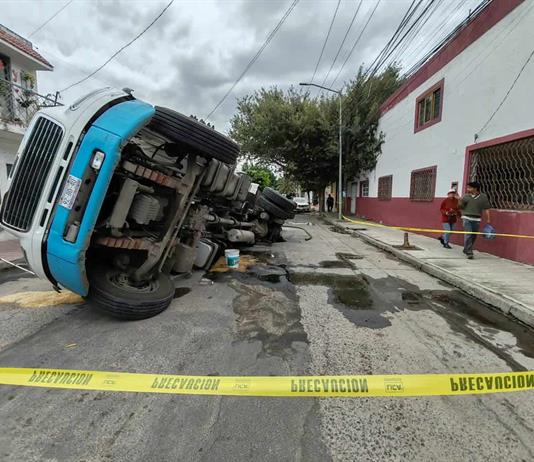 Otro socav&oacute;n en Guadalajara: cae pipa y cierran circulaci&oacute;n en Av. San Rafael