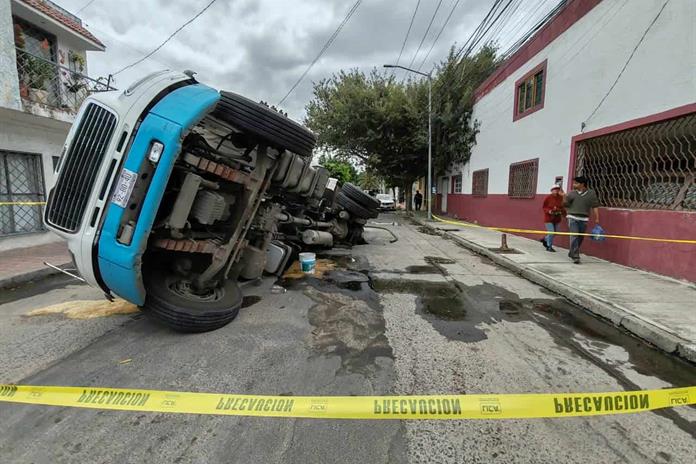 Otro socavón en Guadalajara: cae pipa y cierran circulación en Av. San Rafael Otro socavón en Guadalajara: cae pipa y cierran circulación en Av. San Rafael