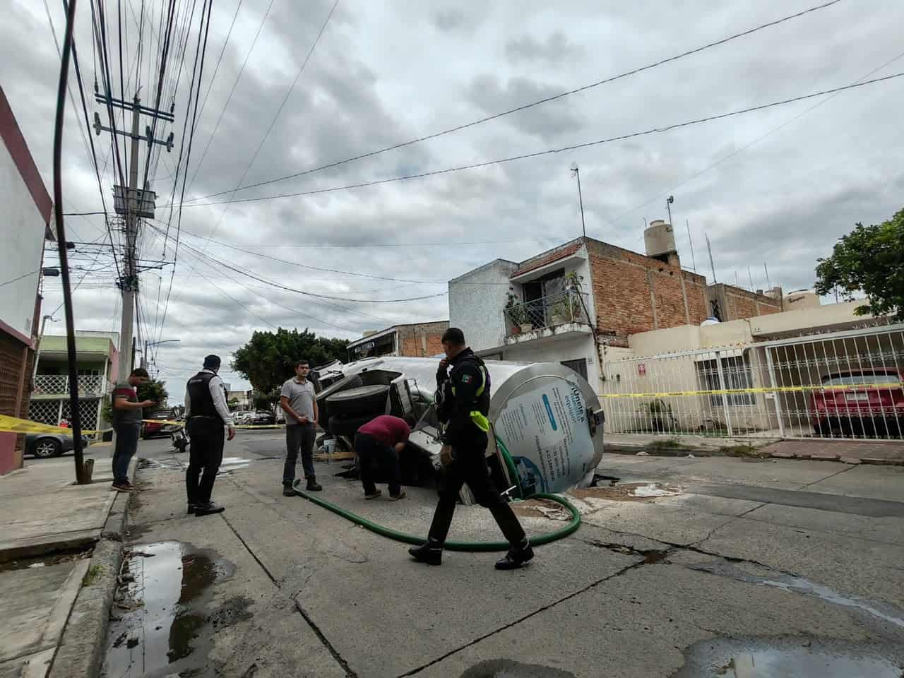 Otro socavón en Guadalajara: cae pipa y cierran circulación en Av. San Rafael Otro socavón en Guadalajara: cae pipa y cierran circulación en Av. San Rafael