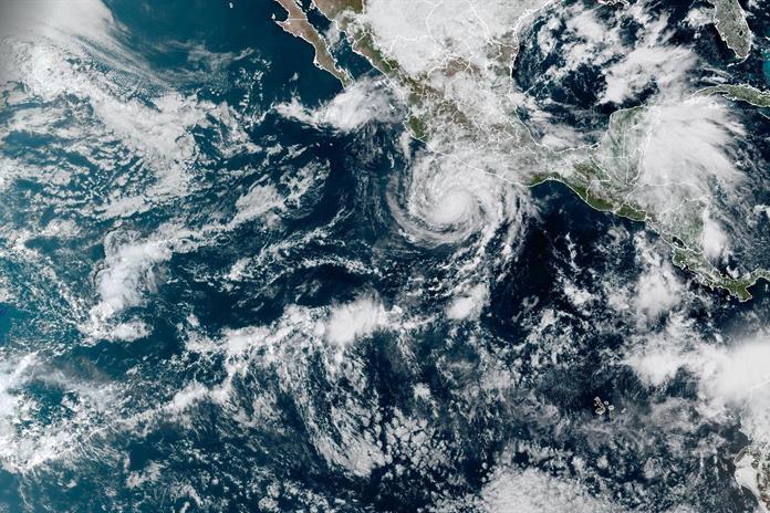 Trudy avanza hacia Jalisco y Colima con previsión de lluvias, fuerte oleaje y mayor fuerza Trudy avanza hacia Jalisco y Colima con previsión de lluvias, fuerte oleaje y mayor fuerza