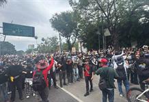 UdeG se deslinda de personas violentas que portaban camisetas de Leones Negros durante protesta por agua sucia UdeG se deslinda de personas violentas que portaban camisetas de Leones Negros durante protesta por agua sucia