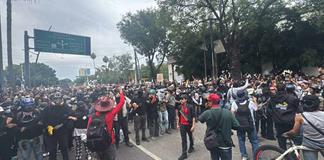 UdeG se deslinda de personas violentas que portaban camisetas de Leones Negros durante protesta por agua sucia
