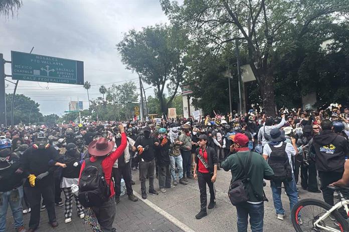 UdeG se deslinda de personas violentas que portaban camisetas de Leones Negros durante protesta por agua sucia UdeG se deslinda de personas violentas que portaban camisetas de Leones Negros durante protesta por agua sucia