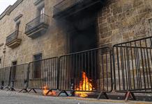 Confirman dos detenidos por arrojar petardos contra Palacio de Gobierno Confirman dos detenidos por arrojar petardos contra Palacio de Gobierno