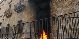 Confirman dos detenidos por arrojar petardos contra Palacio de Gobierno