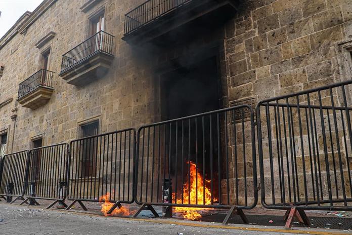 Confirman dos detenidos por arrojar petardos contra Palacio de Gobierno Confirman dos detenidos por arrojar petardos contra Palacio de Gobierno