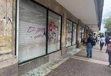 Manifestantes expulsan a “grupos de choque” de protesta y éstos vandalizan comercios Manifestantes expulsan a “grupos de choque” de protesta y éstos vandalizan comercios