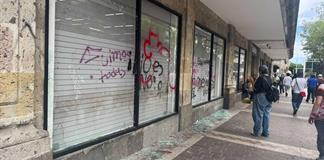 Manifestantes expulsan a "grupos de choque" de protesta y &eacute;stos vandalizan comercios