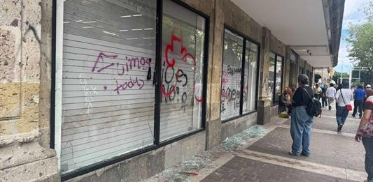 Manifestantes expulsan a “grupos de choque” de protesta y éstos vandalizan comercios