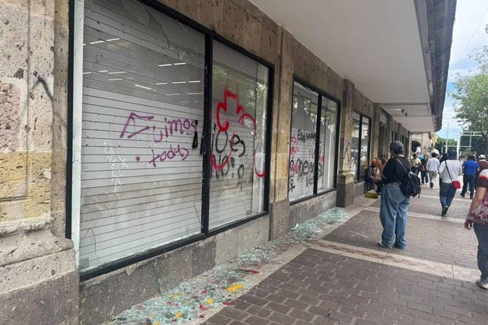 Manifestantes expulsan a “grupos de choque” de protesta y éstos vandalizan comercios Manifestantes expulsan a “grupos de choque” de protesta y éstos vandalizan comercios