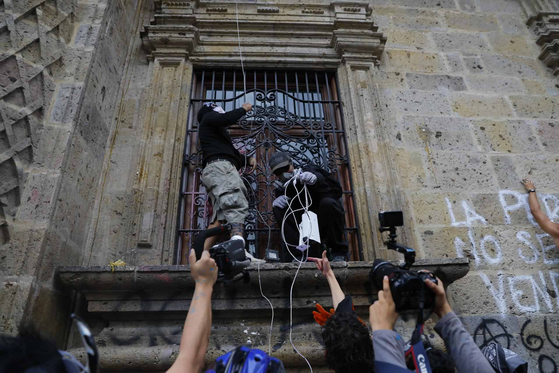 Cinco detenidos, seis comercios dañados y ocho atenciones médicas tras protesta Cinco detenidos, seis comercios dañados y ocho atenciones médicas tras protesta