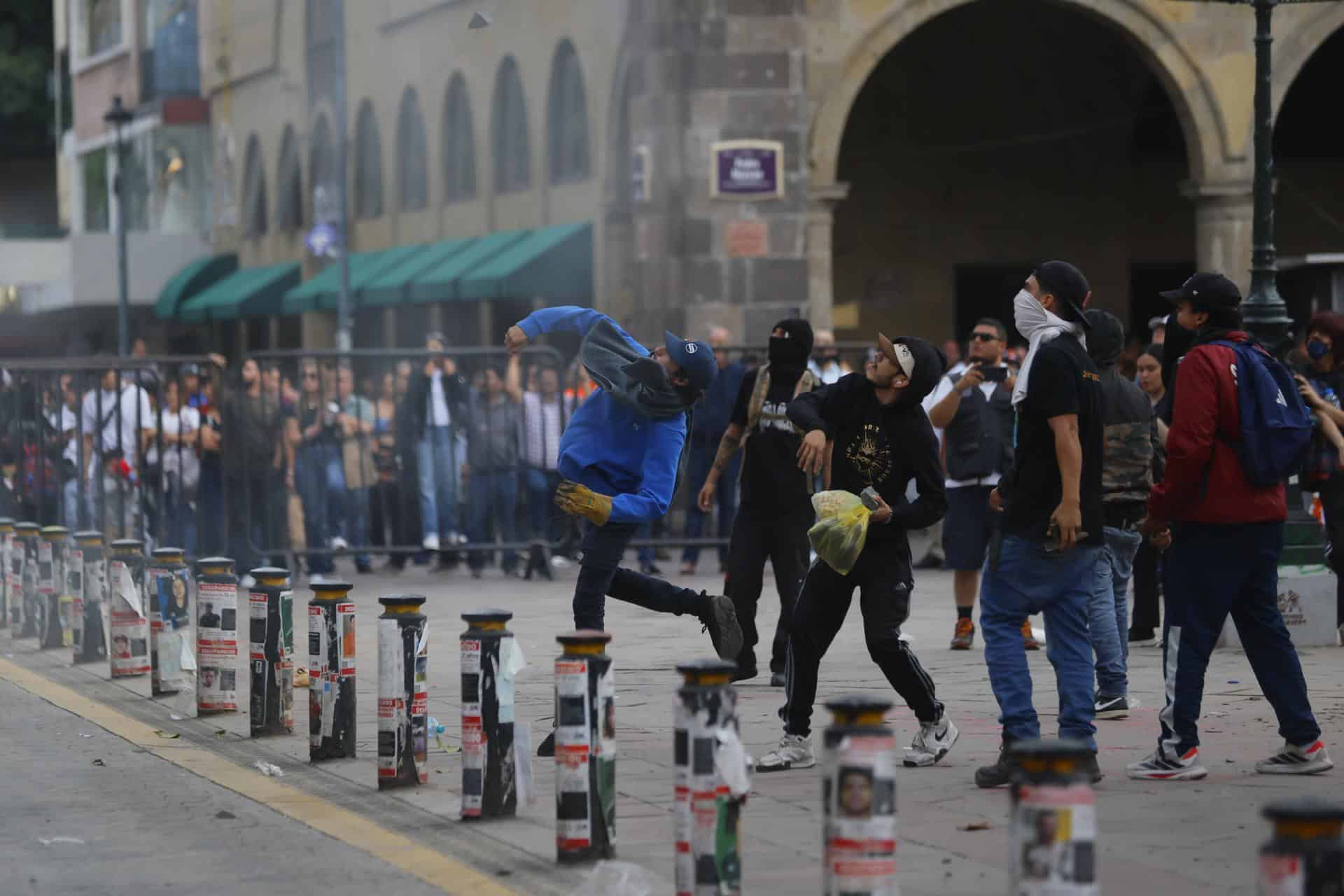 Cinco detenidos, seis comercios dañados y ocho atenciones médicas tras protesta Cinco detenidos, seis comercios dañados y ocho atenciones médicas tras protesta