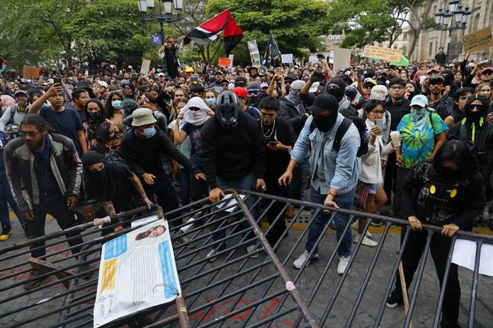 Estudiante sufrió golpes y está bajo investigación, mientras que Jalisco deja a grupos de choque hacer destrozos Estudiante sufrió golpes y está bajo investigación, mientras que Jalisco deja a grupos de choque hacer destrozos