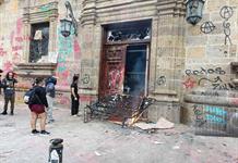 Crece la protesta; queman puertas de edificios en el Centro de Guadalajara Crece la protesta; queman puertas de edificios en el Centro de Guadalajara
