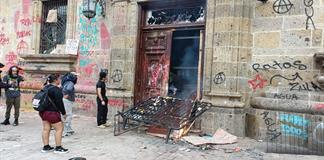Crece la protesta; queman puertas de edificios en el Centro de Guadalajara